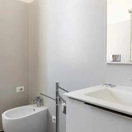 Newly Renovated Loft Near Centrale Milan Exterior photo